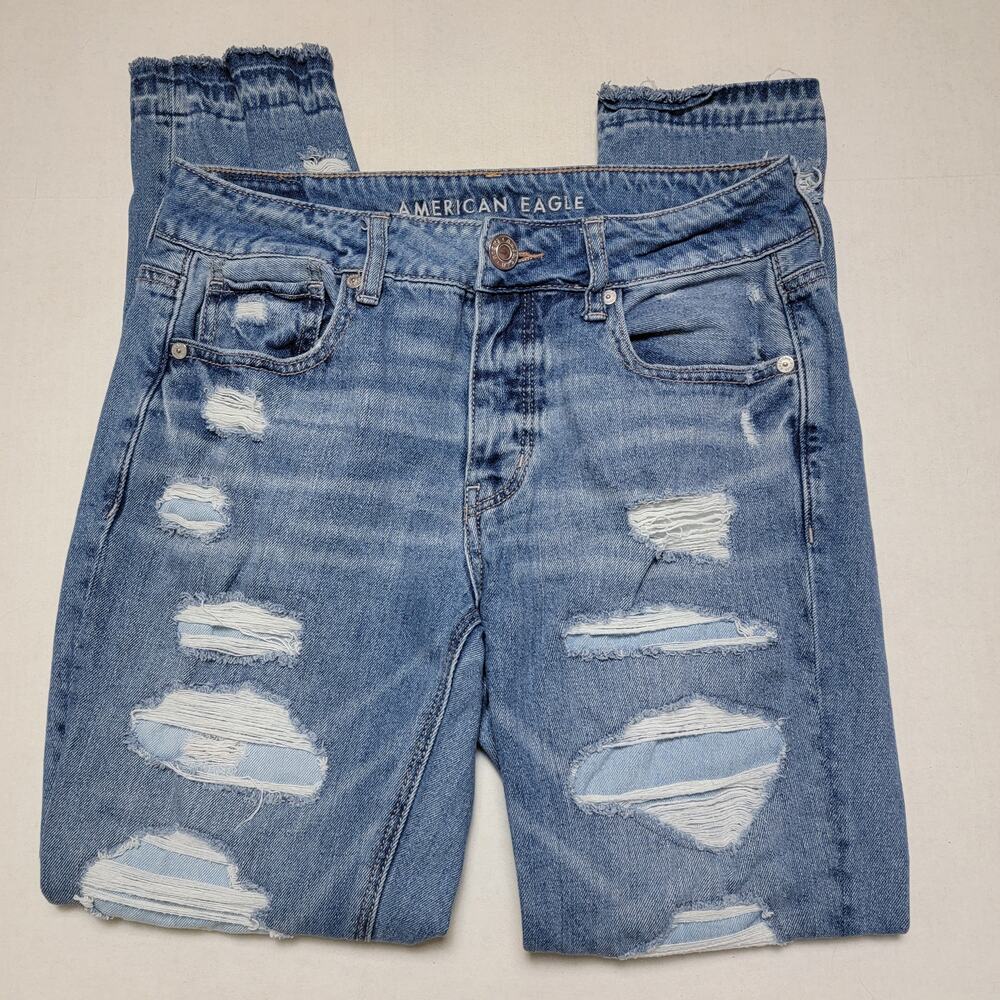 American Eagle Distressed Tomgirl Jeans SZ 2 - Picture 2 of 5